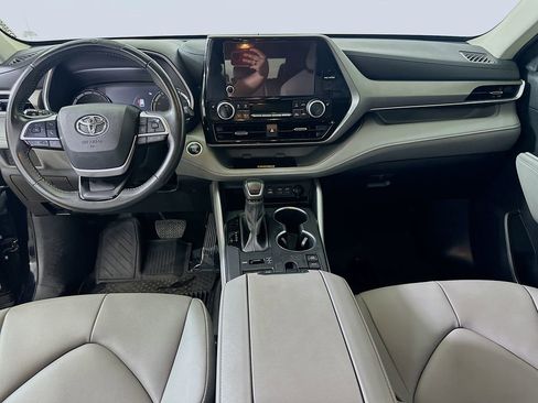 Used 2024 Toyota Highlander XLE image 16