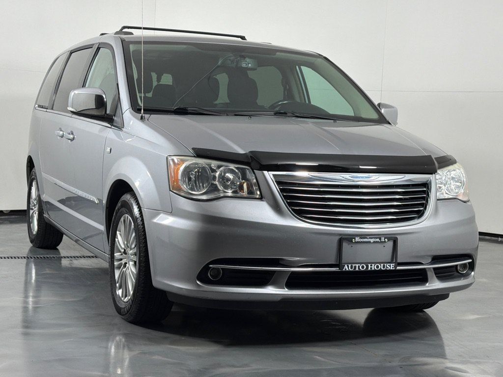 Used 2014 Chrysler Town & Country Touring-L FWD image 3