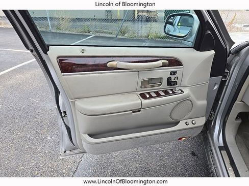 Used 2010 Lincoln Town Car Signature Limited image 16