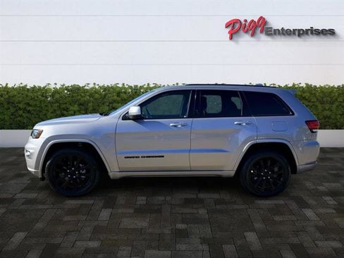Used 2020 Jeep Grand Cherokee Altitude image 3