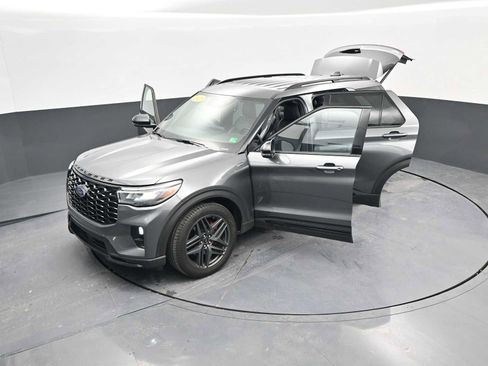 Used 2025 Ford Explorer ST-Line w/ ST-Line Street Pack image 46