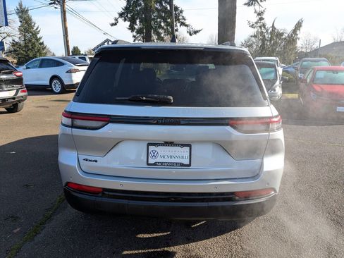 Used 2023 Jeep Grand Cherokee Altitude image 3