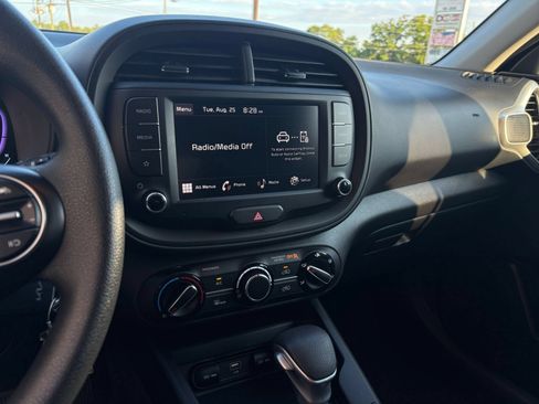 Used 2025 Kia Soul LX w/ LX Technology Package FWD image 16