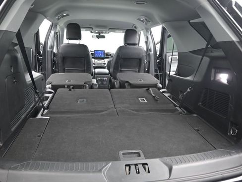 Used 2022 Ford Explorer XLT w/ Equipment Group 202A RWD image 24