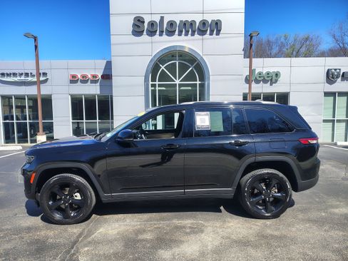 Certified 2024 Jeep Grand Cherokee Limited w/ Luxury Tech Group II AWD/4WD image 1