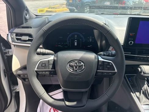 Used 2025 Toyota Sienna Limited AWD/4WD image 11