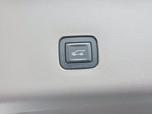 Used 2019 Chevrolet Traverse LT FWD image 32