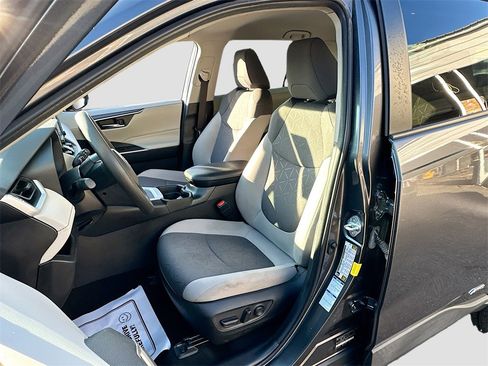 Used 2021 Toyota RAV4 XLE image 16