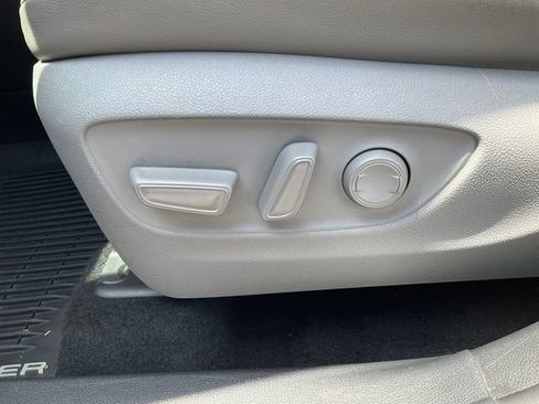 Used 2021 Toyota Highlander XLE AWD/4WD image 6
