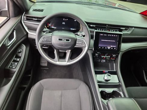 Used 2025 Jeep Grand Cherokee Laredo X w/ Luxury Tech Group I AWD/4WD image 12