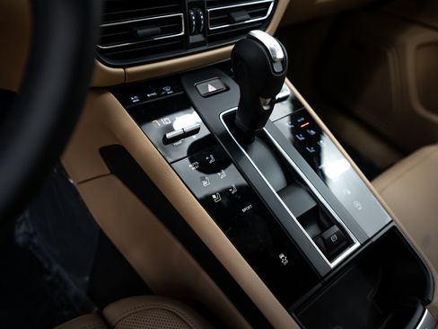 Certified 2026 Porsche Macan image 13