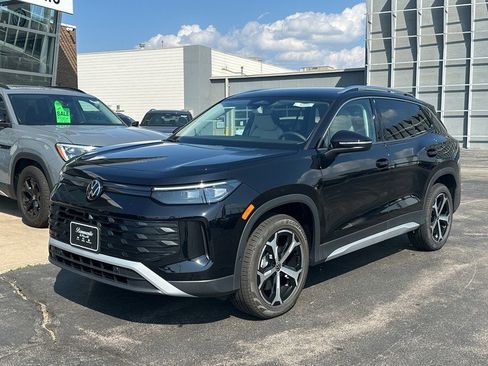 New 2025 Volkswagen Tiguan SE image 1