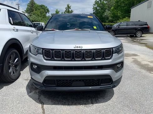 Used 2024 Jeep Compass Latitude w/ Convenience Group AWD/4WD image 3