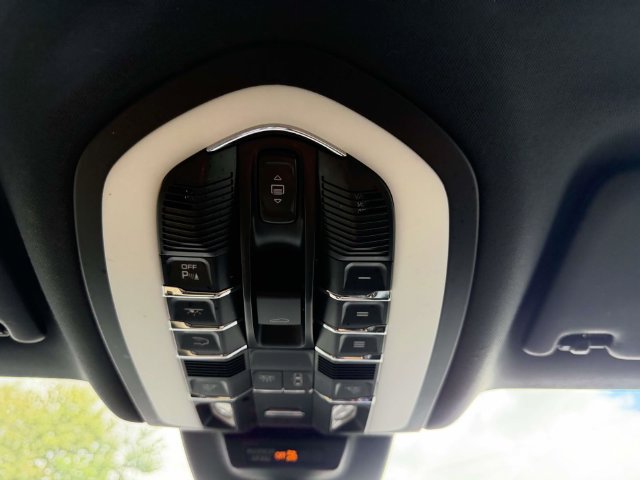 Used 2023 Porsche Macan Turbo AWD/4WD image 28