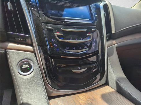 Used 2018 Cadillac Escalade Luxury AWD/4WD image 11