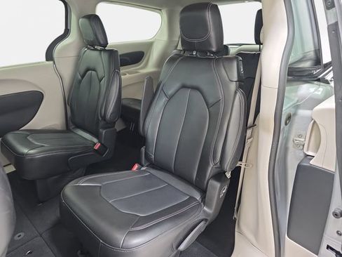 Used 2024 Chrysler Pacifica Touring-L FWD image 13
