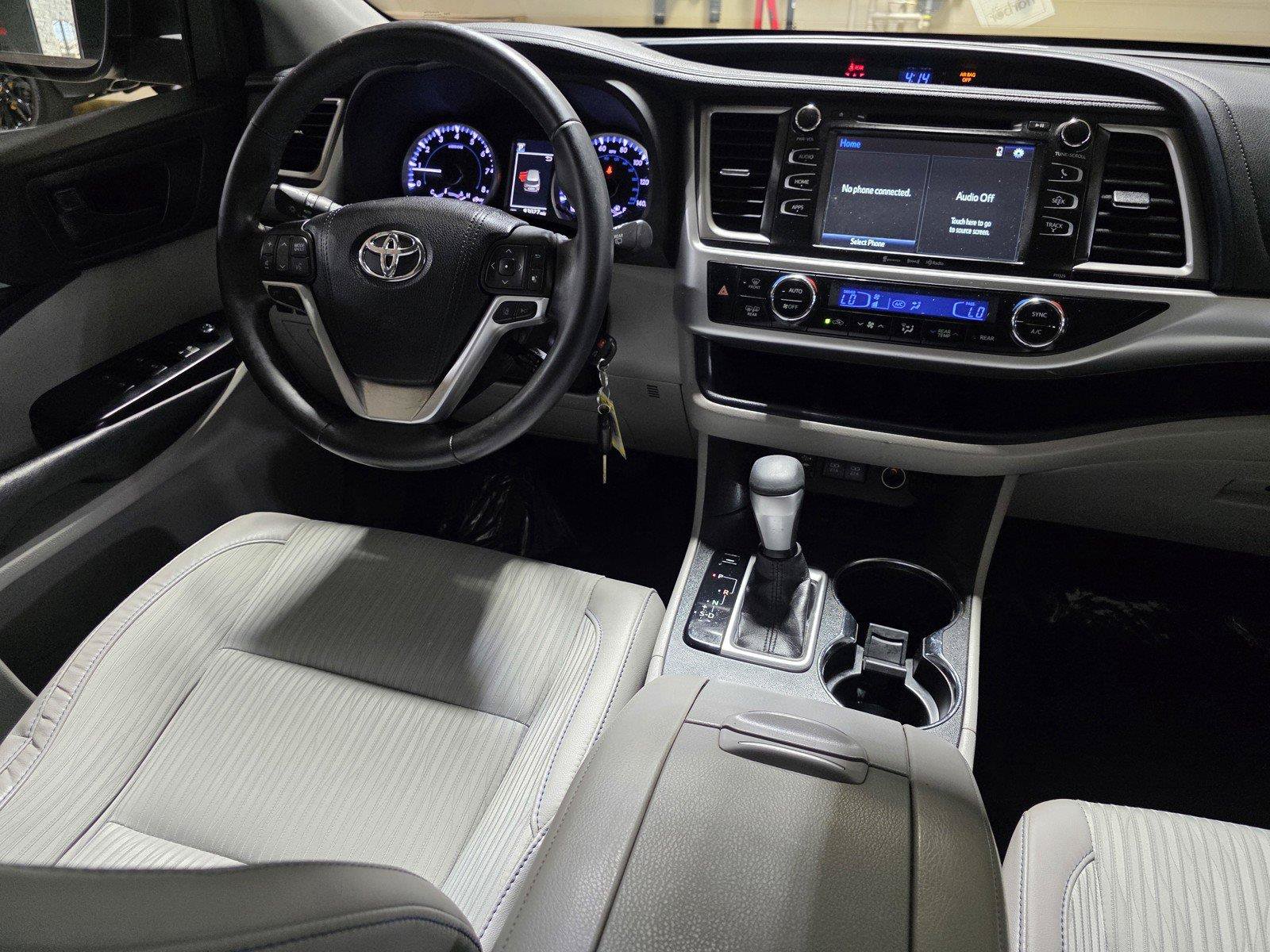 Used 2017 Toyota Highlander Plus FWD image 20