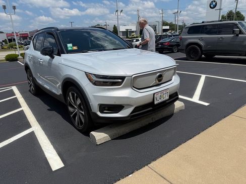 Used 2021 Volvo XC40 P8 Recharge w/ Advanced Package AWD/4WD image 2