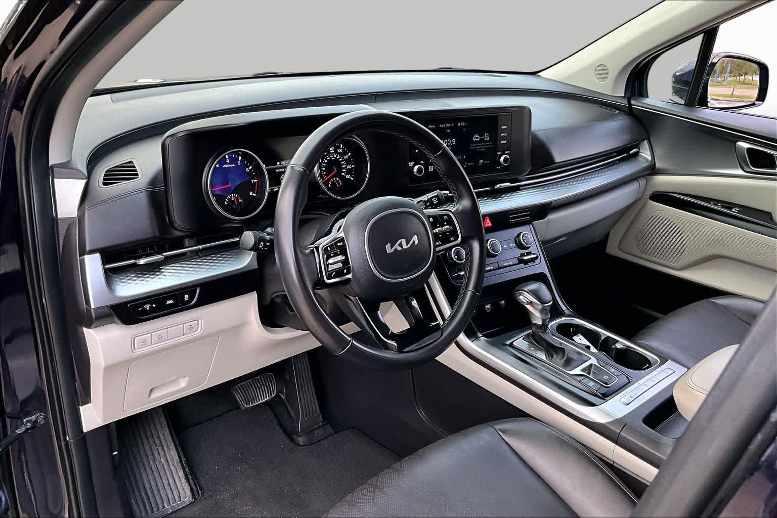 Used 2024 Kia Carnival LX FWD image 17