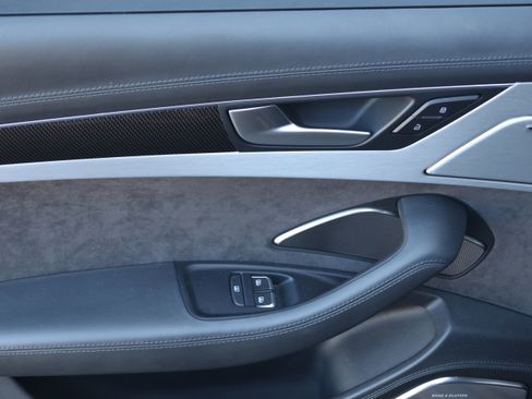 Used 2016 Audi S8 image 34