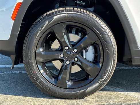 New 2025 Jeep Grand Cherokee Limited w/ Black Appearance Package AWD/4WD image 25