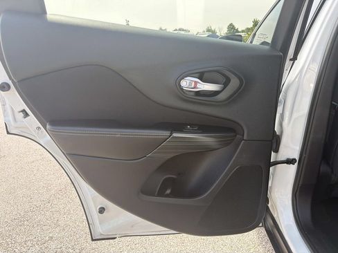 Used 2016 Jeep Cherokee Sport FWD image 20