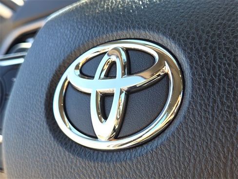 Used 2022 Toyota Camry XLE image 24