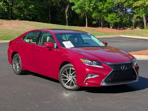 Used 2017 Lexus ES 350 w/ Luxury Package FWD image 2