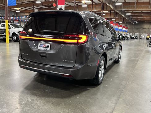 Used 2023 Chrysler Pacifica Limited FWD image 5