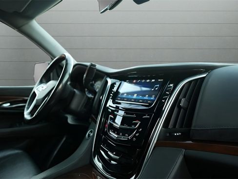 Used 2020 Cadillac Escalade ESV 4WD image 42