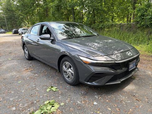 Certified 2024 Hyundai Elantra SE FWD image 2