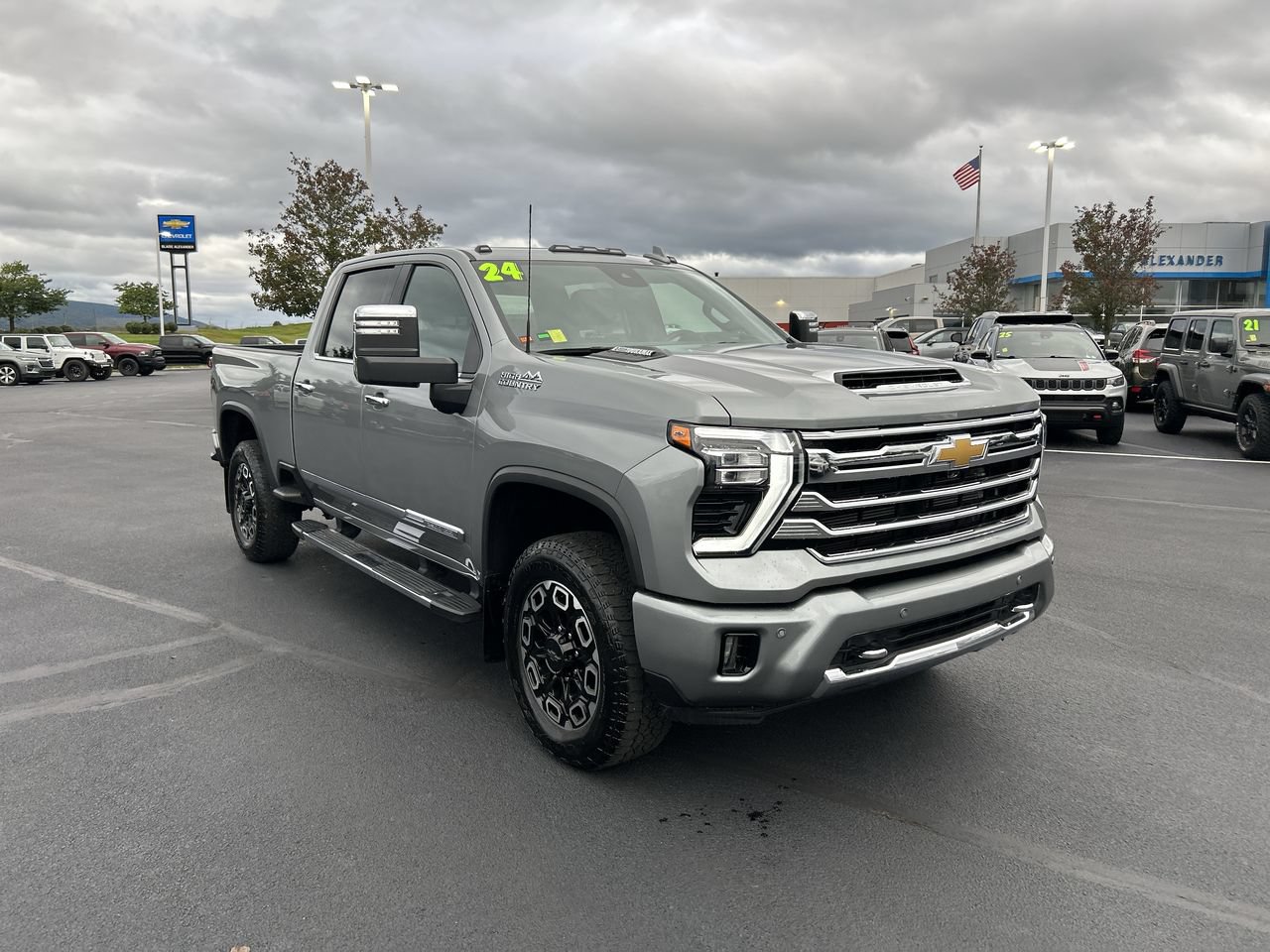 Used 2024 Chevrolet Silverado 2500 High Country w/ Technology Package AWD/4WD image 1