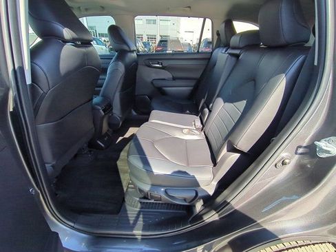 Used 2023 Toyota Highlander XLE image 16