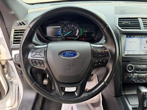 Used 2017 Ford Explorer XLT w/ Equipment Group 201A AWD/4WD image 30