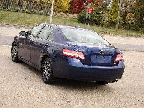Used 2011 Toyota Camry LE image 12