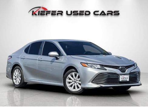 Used 2019 Toyota Camry LE FWD image 2