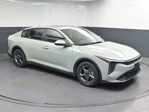 Used 2025 Kia K4 LXS image 1