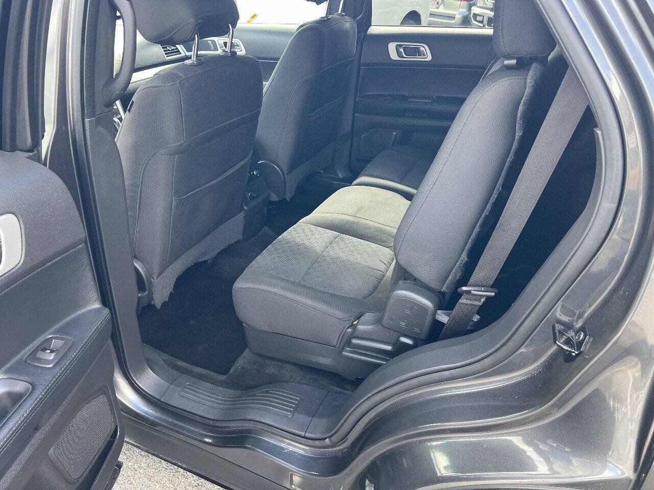 Used 2015 Ford Explorer XLT w/ Equipment Group 201A AWD/4WD image 16