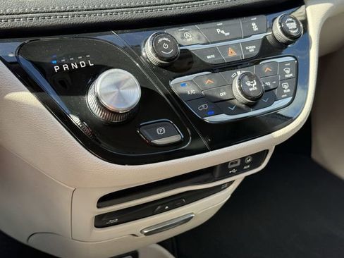 Used 2018 Chrysler Pacifica Limited FWD image 25