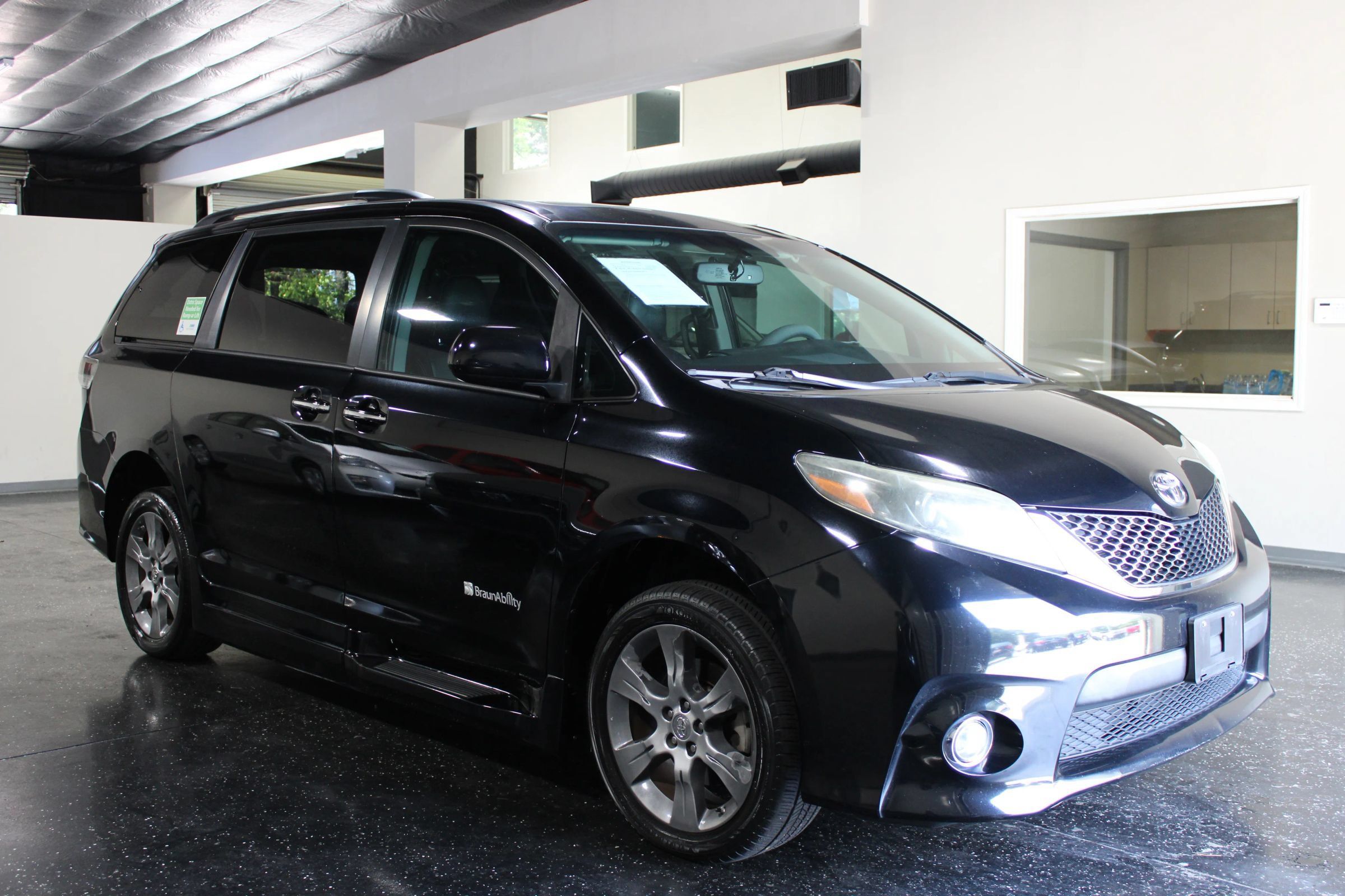 Used 2015 Toyota Sienna SE w/ SE Preferred Package FWD image 2