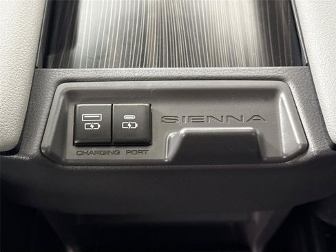 Certified 2022 Toyota Sienna Limited image 37