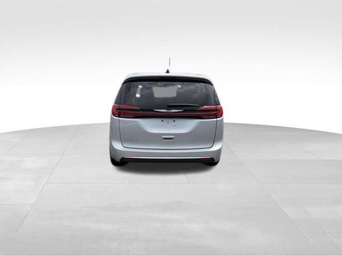 Used 2024 Chrysler Pacifica Touring-L FWD image 6