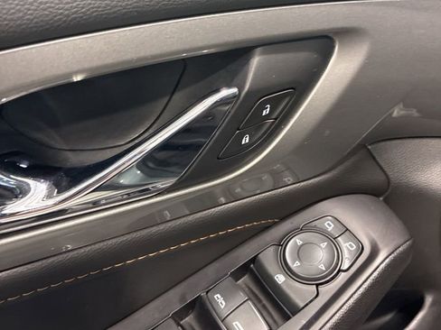 Used 2020 Chevrolet Traverse LT image 18