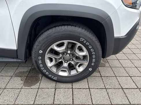 Used 2019 Jeep Cherokee Trailhawk AWD/4WD image 8