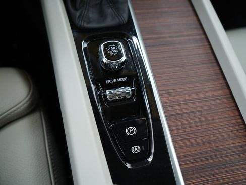 Used 2019 Volvo XC60 T6 Momentum w/ Multimedia Package image 25