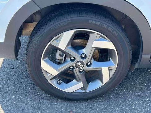 Used 2025 Hyundai Venue SEL FWD image 12