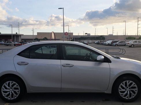 Used 2018 Toyota Corolla LE image 5