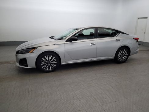 Used 2024 Nissan Altima 2.5 SV FWD image 2