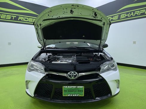 Used 2017 Toyota Camry SE image 4
