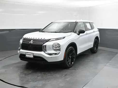 Used 2023 Mitsubishi Outlander SE image 30